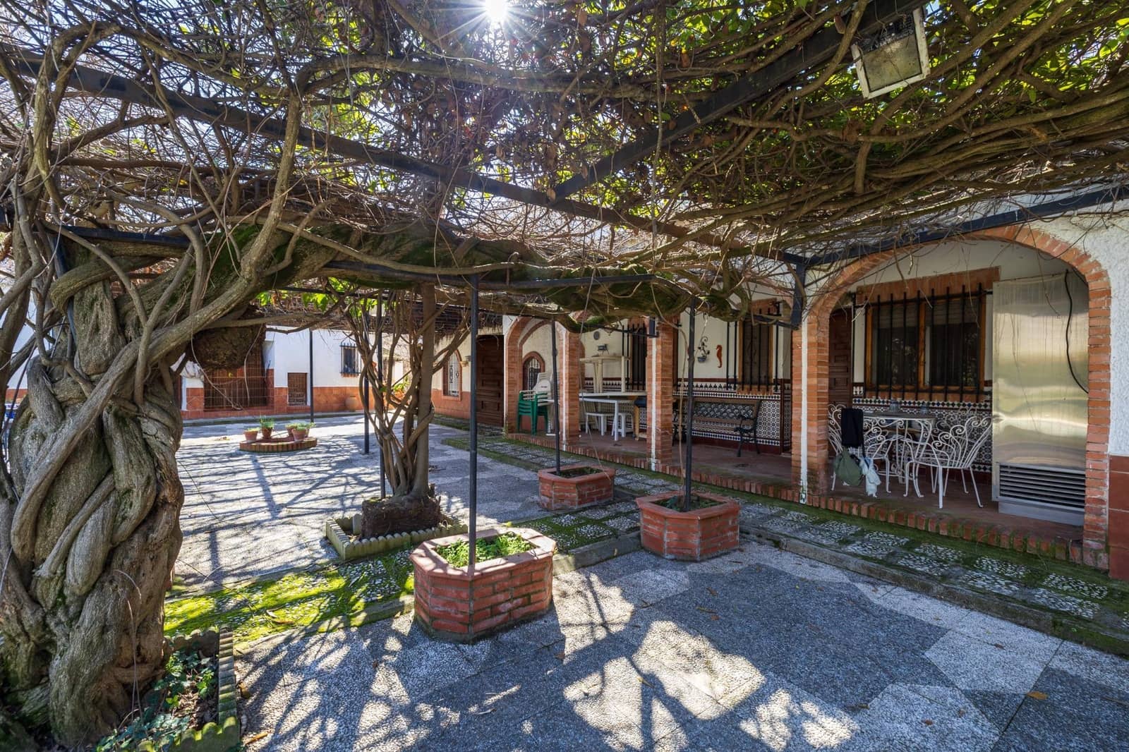 5 bedroom Villa for sale in Ogijares with pool garage - € 590,000 (Ref: 9702395)