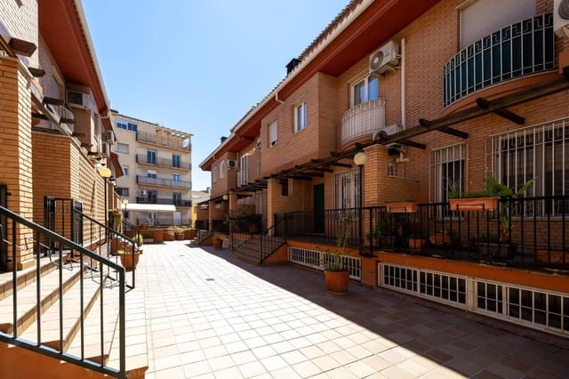 4 soveværelse Rækkehus til salg i Pajaritos - Plaza de Toros, Granada by - € 535.000 (Ref: 9712387)