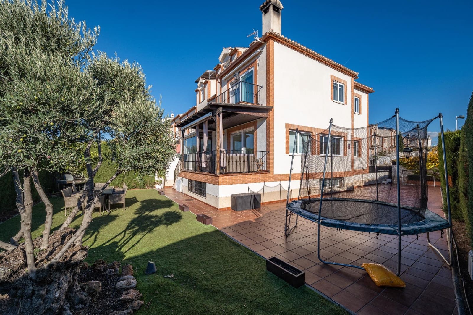 5 bedroom Semi-detached Villa for sale in Atarfe with garage - € 338,900 (Ref: 9712396)