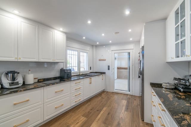 Casa de 4 habitaciones en Peligros en venta con garaje - 349.000 € (Ref: 9715160)