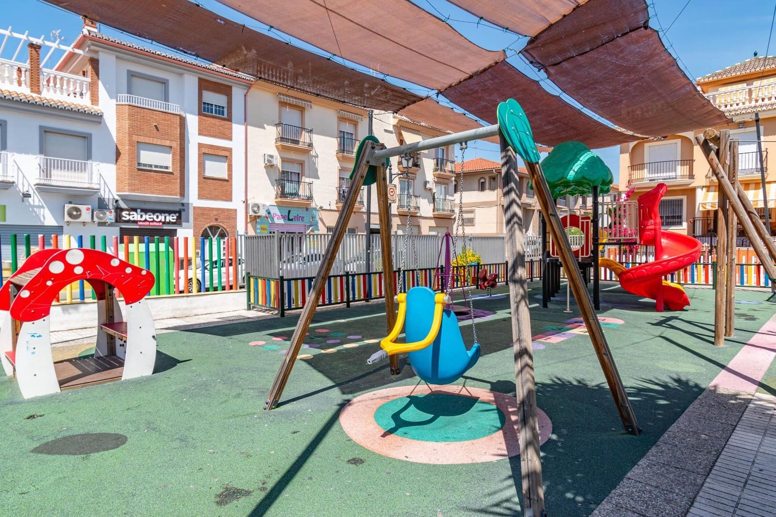 Casa de 4 habitaciones en Peligros en venta con garaje - 349.000 € (Ref: 9715160)