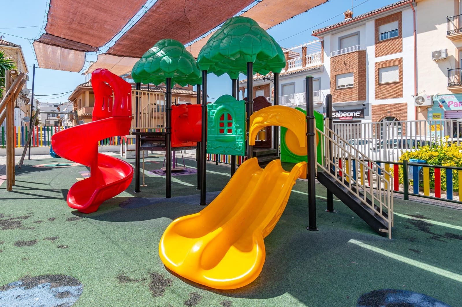 Casa de 4 habitaciones en Peligros en venta con garaje - 349.000 € (Ref: 9715160)