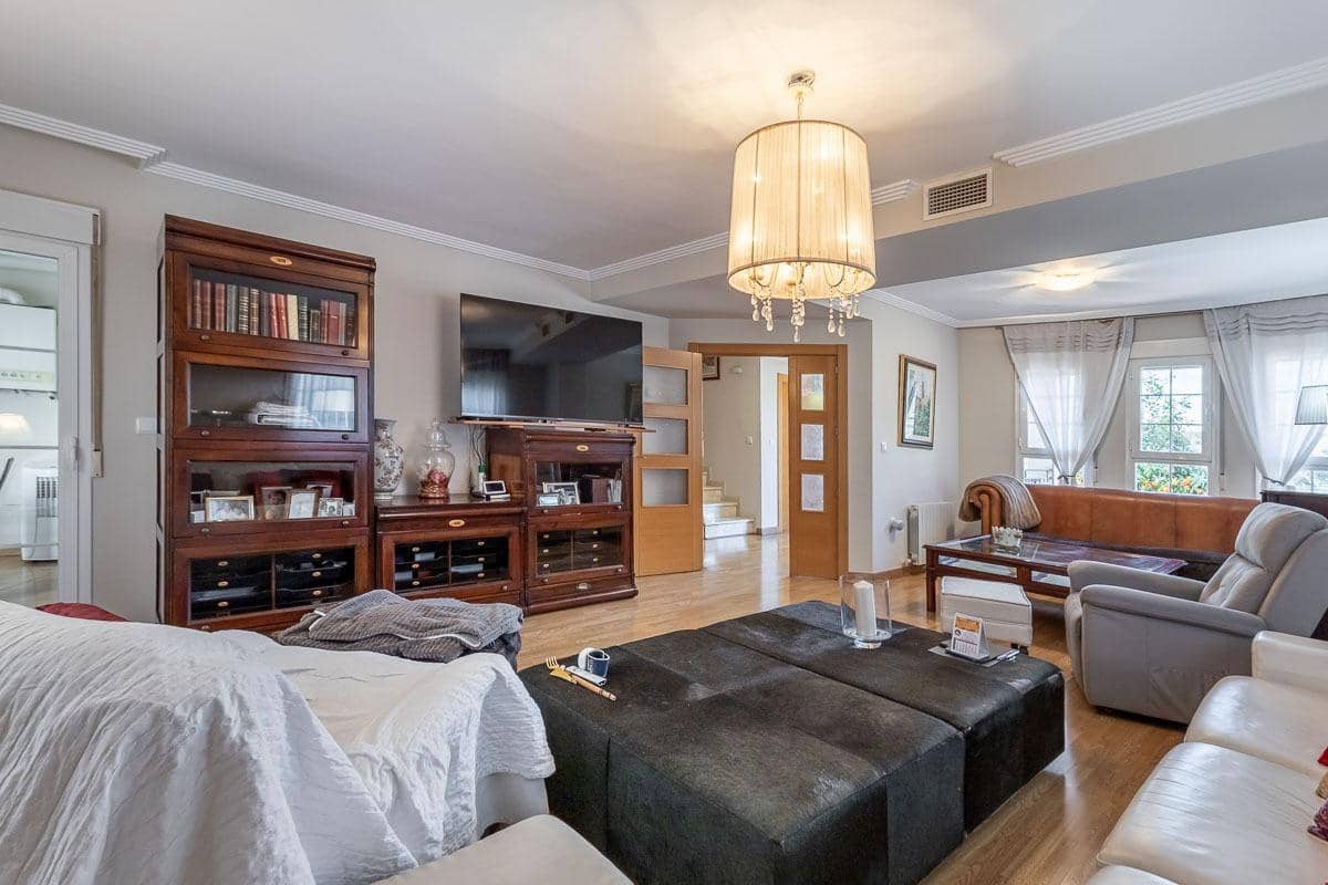 Pareado de 3 habitaciones en Huétor Vega en venta con piscina garaje - 595.000 € (Ref: 9722184)