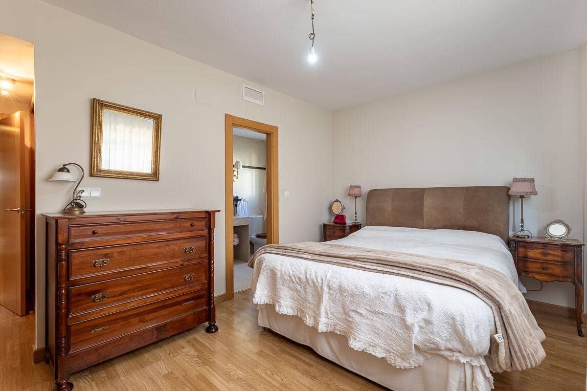 Pareado de 3 habitaciones en Huétor Vega en venta con piscina garaje - 595.000 € (Ref: 9722184)