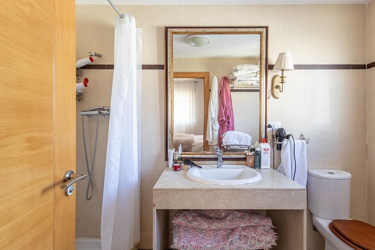 Pareado de 3 habitaciones en Huétor Vega en venta con piscina garaje - 595.000 € (Ref: 9722184)