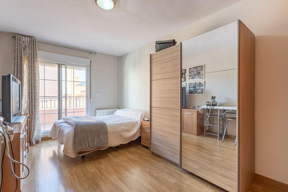 Pareado de 3 habitaciones en Huétor Vega en venta con piscina garaje - 595.000 € (Ref: 9722184)