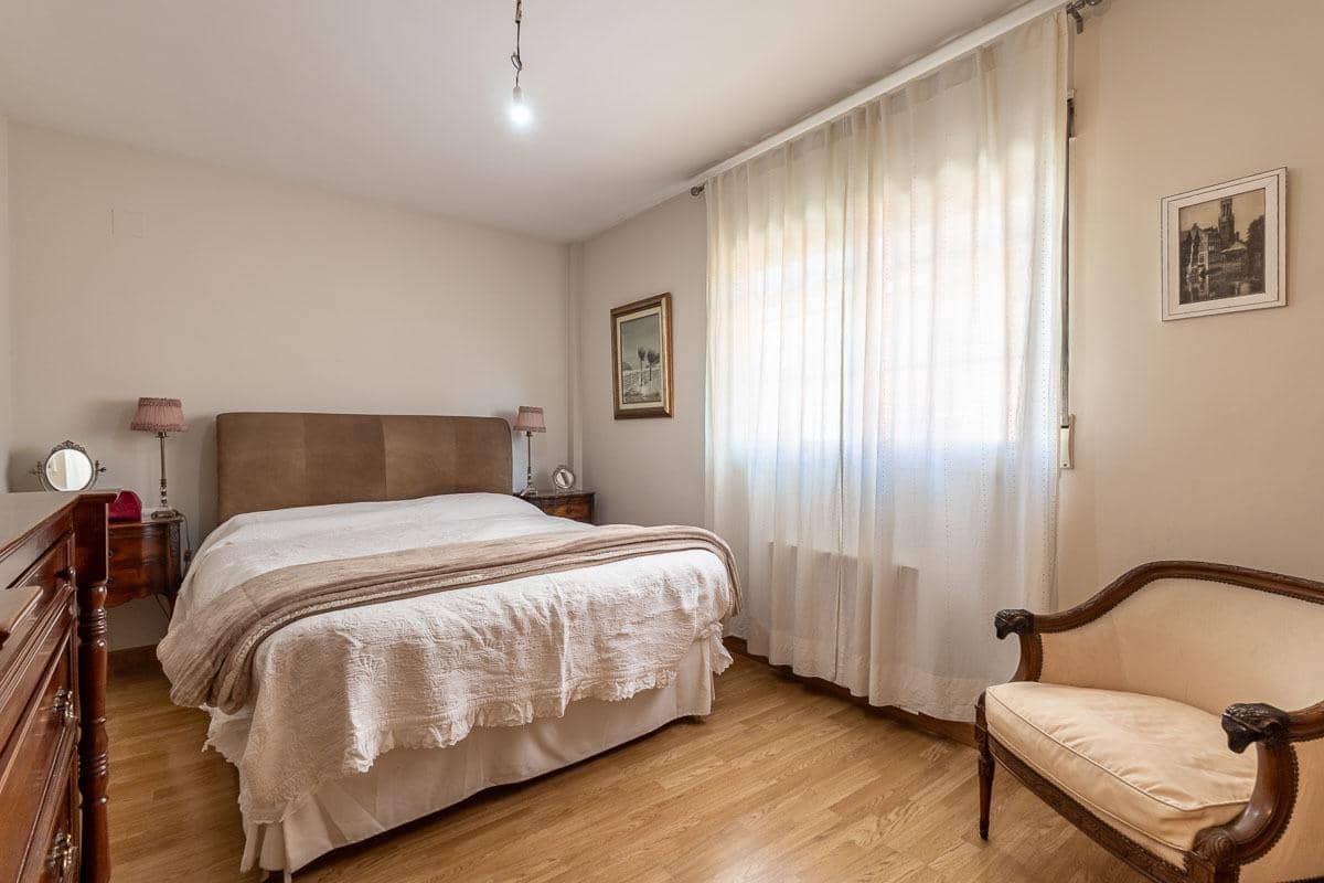 Pareado de 3 habitaciones en Huétor Vega en venta con piscina garaje - 595.000 € (Ref: 9722184)