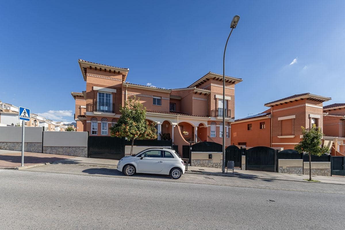 Pareado de 3 habitaciones en Huétor Vega en venta con piscina garaje - 595.000 € (Ref: 9722184)
