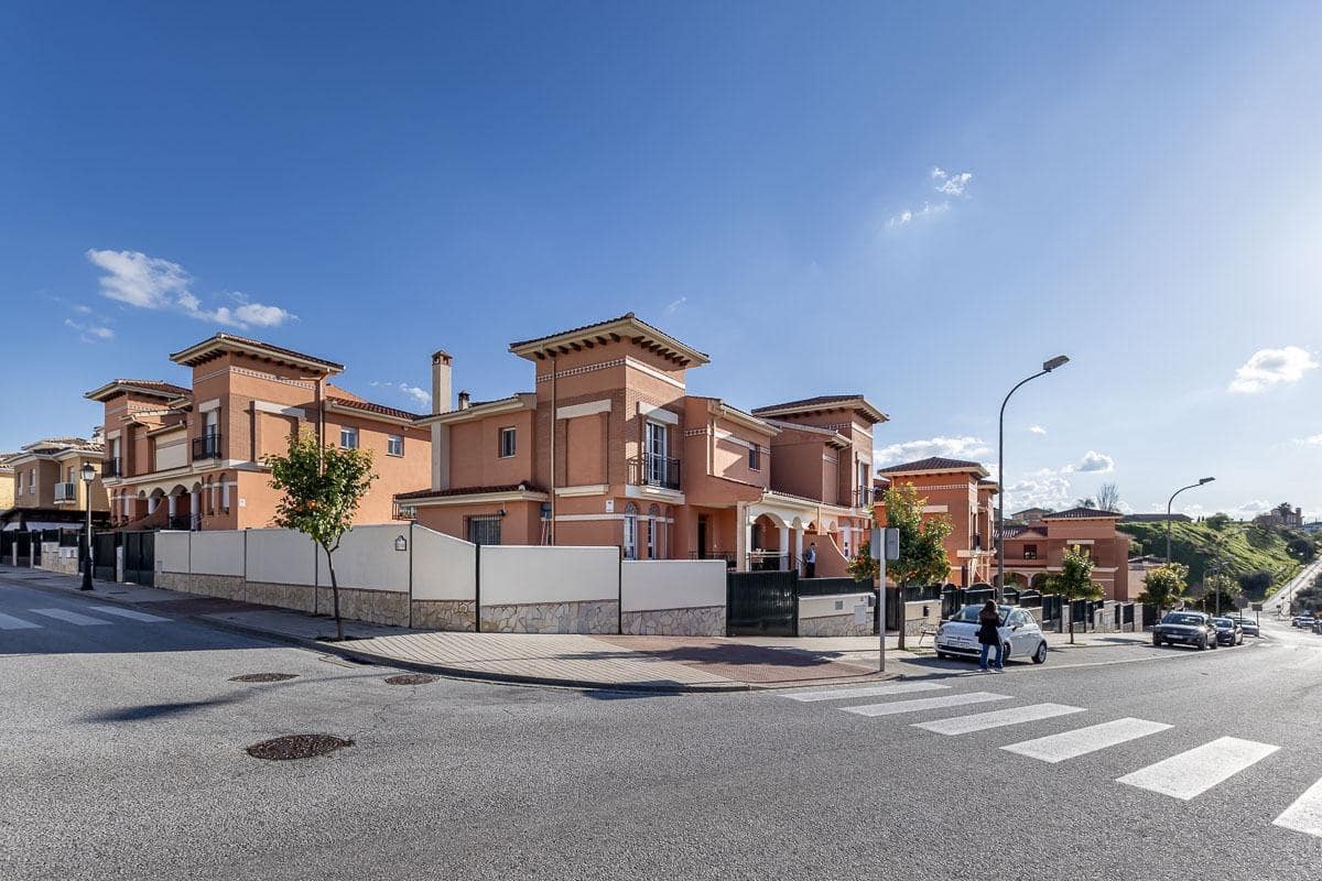 Pareado de 3 habitaciones en Huétor Vega en venta con piscina garaje - 595.000 € (Ref: 9722184)