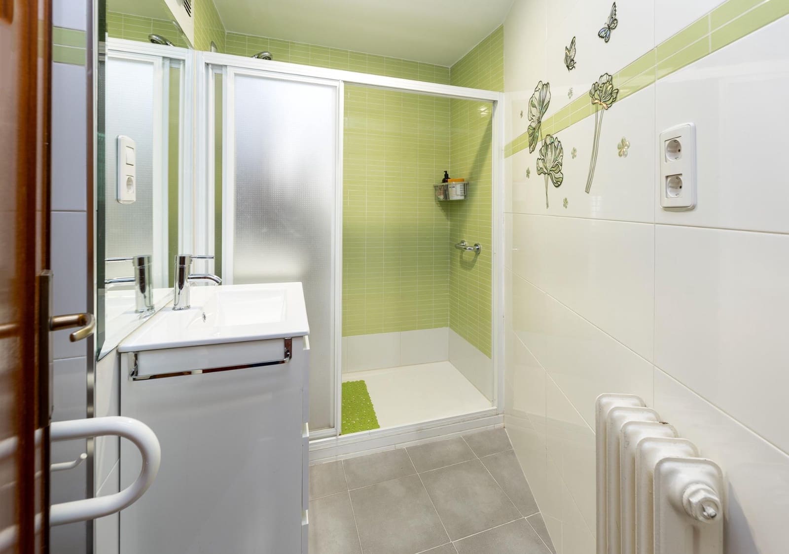 4 bedroom Flat for sale in Granada city with garage - € 460,000 (Ref: 9739081)