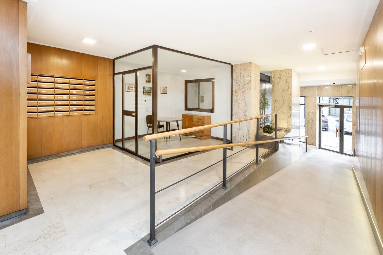 4 bedroom Flat for sale in Granada city with garage - € 460,000 (Ref: 9739081)