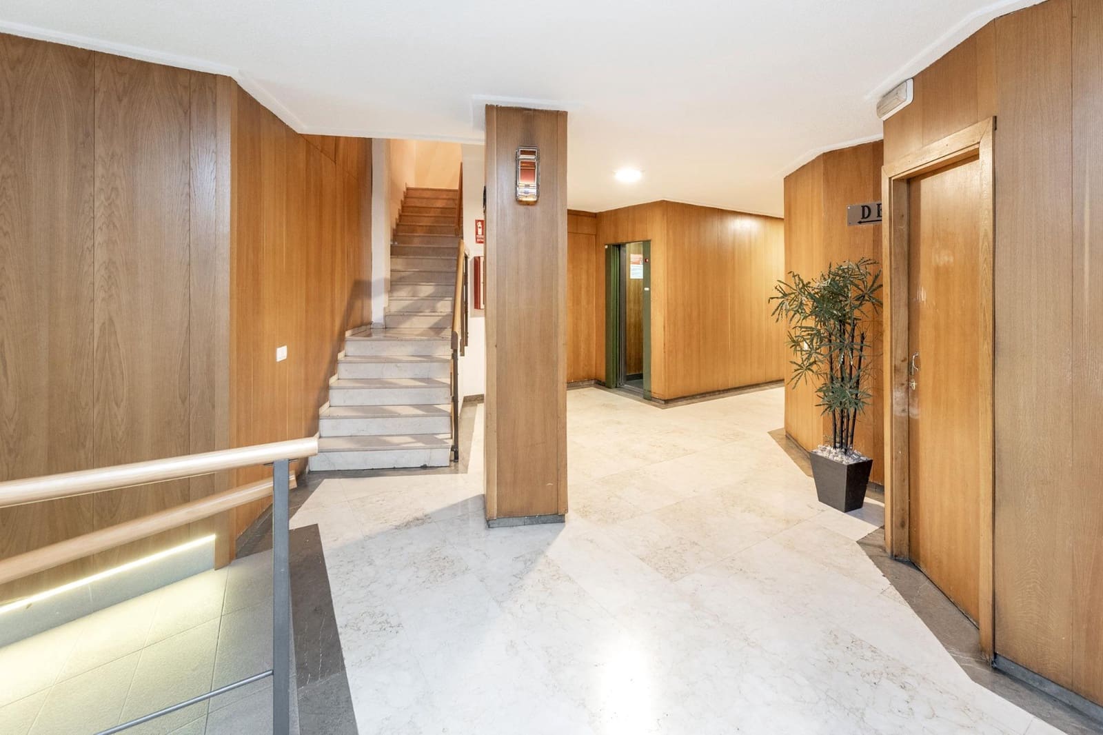 4 bedroom Flat for sale in Granada city with garage - € 460,000 (Ref: 9739081)