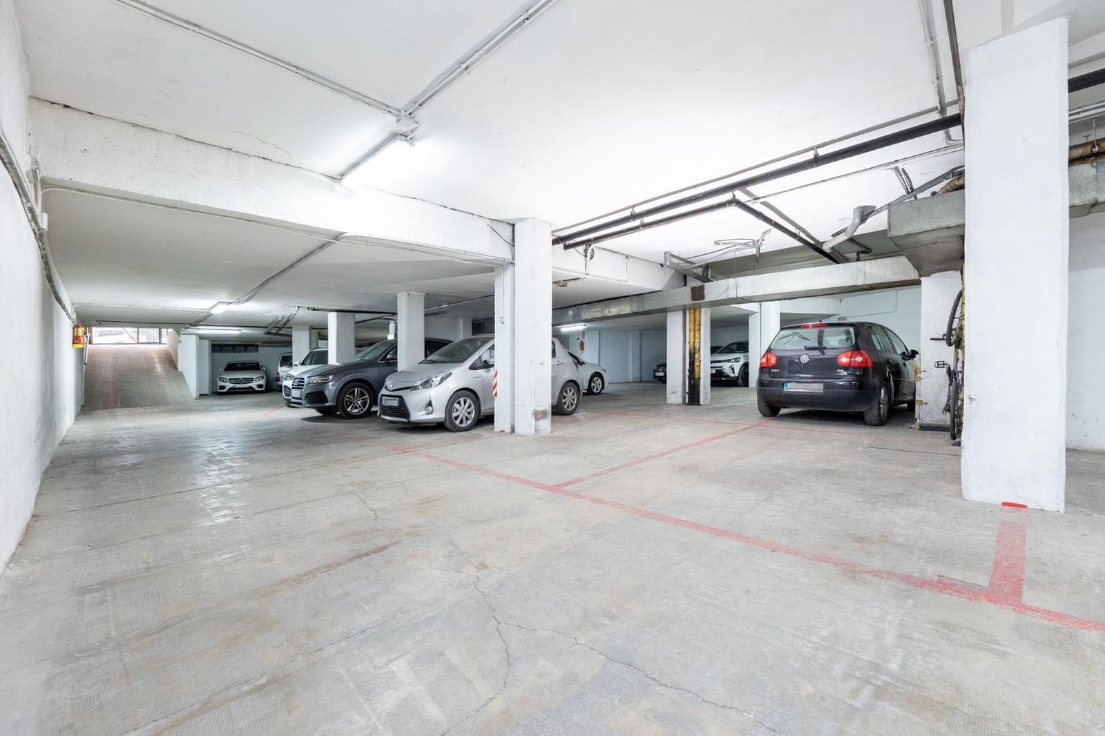 4 bedroom Flat for sale in Granada city with garage - € 460,000 (Ref: 9739081)