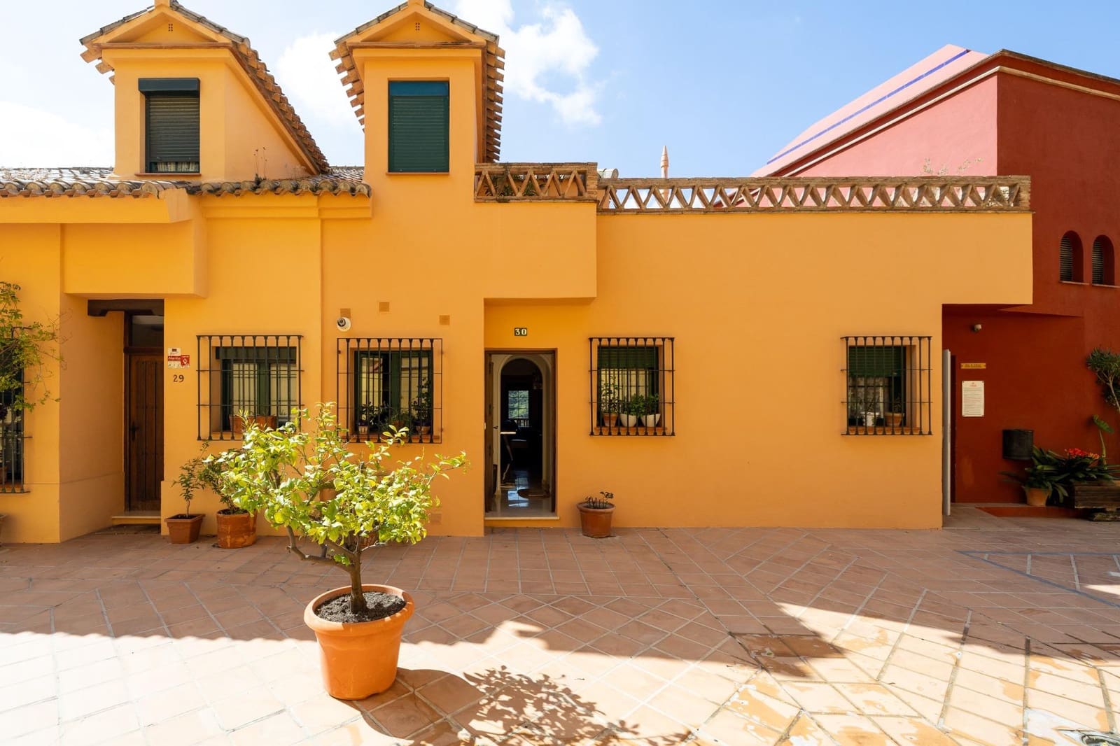 5 bedroom Terraced Villa for sale in Granada city with pool garage - € 540,000 (Ref: 9748194)