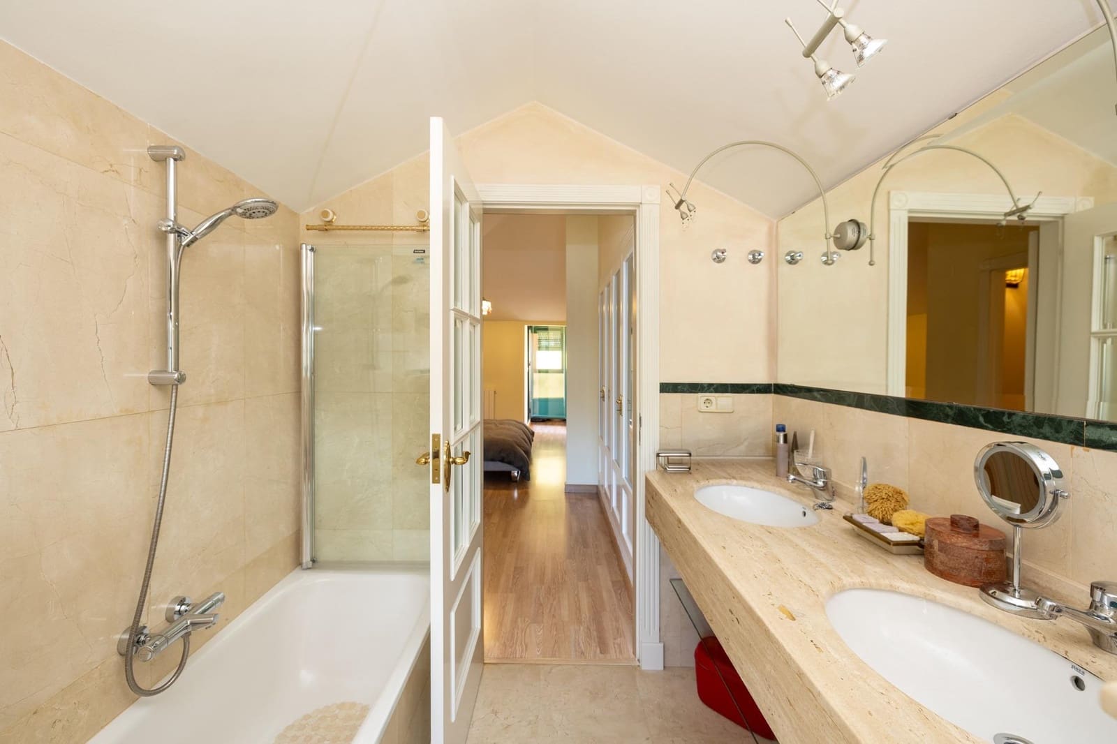 5 bedroom Terraced Villa for sale in Granada city with pool garage - € 540,000 (Ref: 9748194)