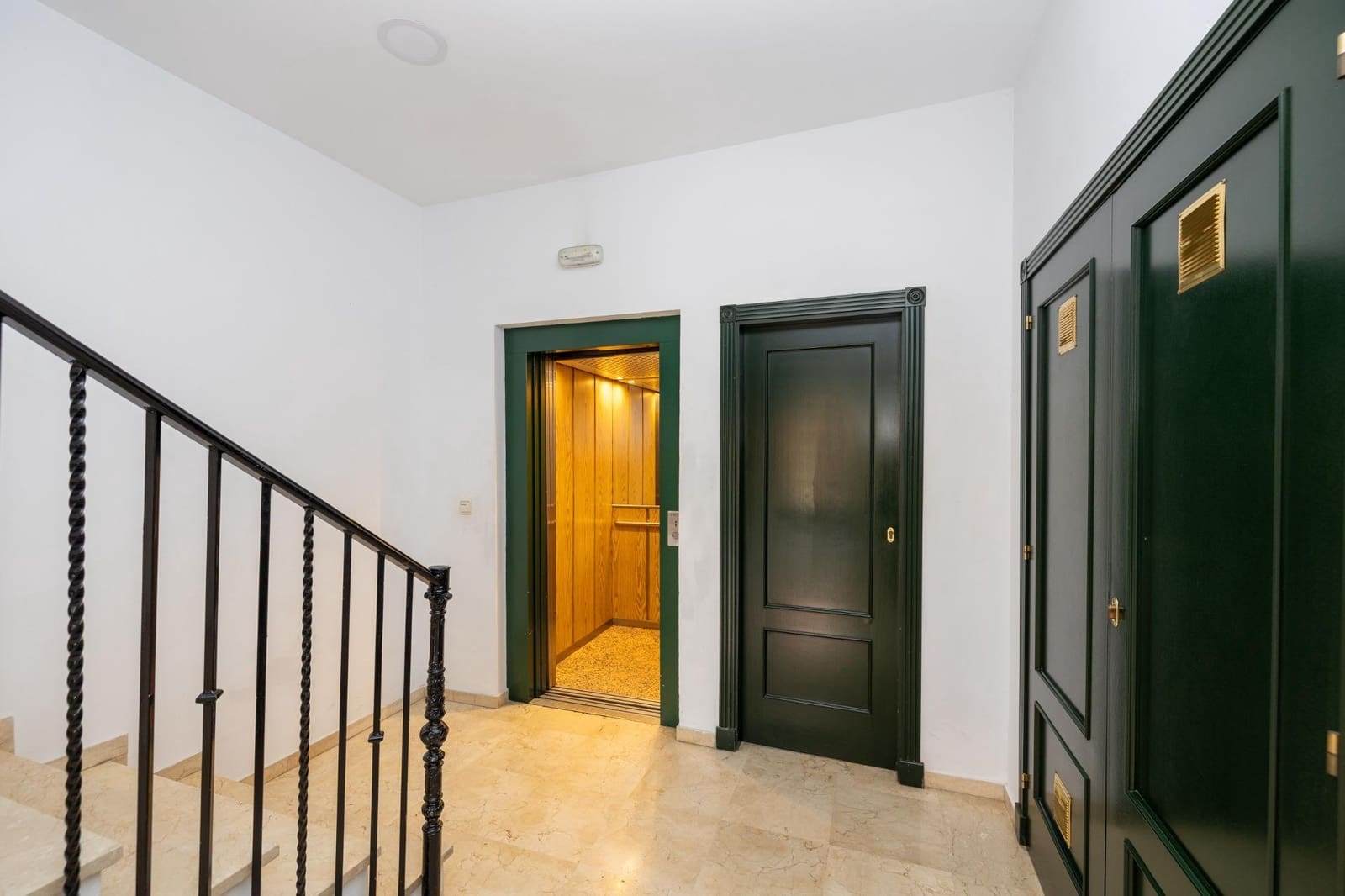 5 bedroom Terraced Villa for sale in Granada city with pool garage - € 540,000 (Ref: 9748194)