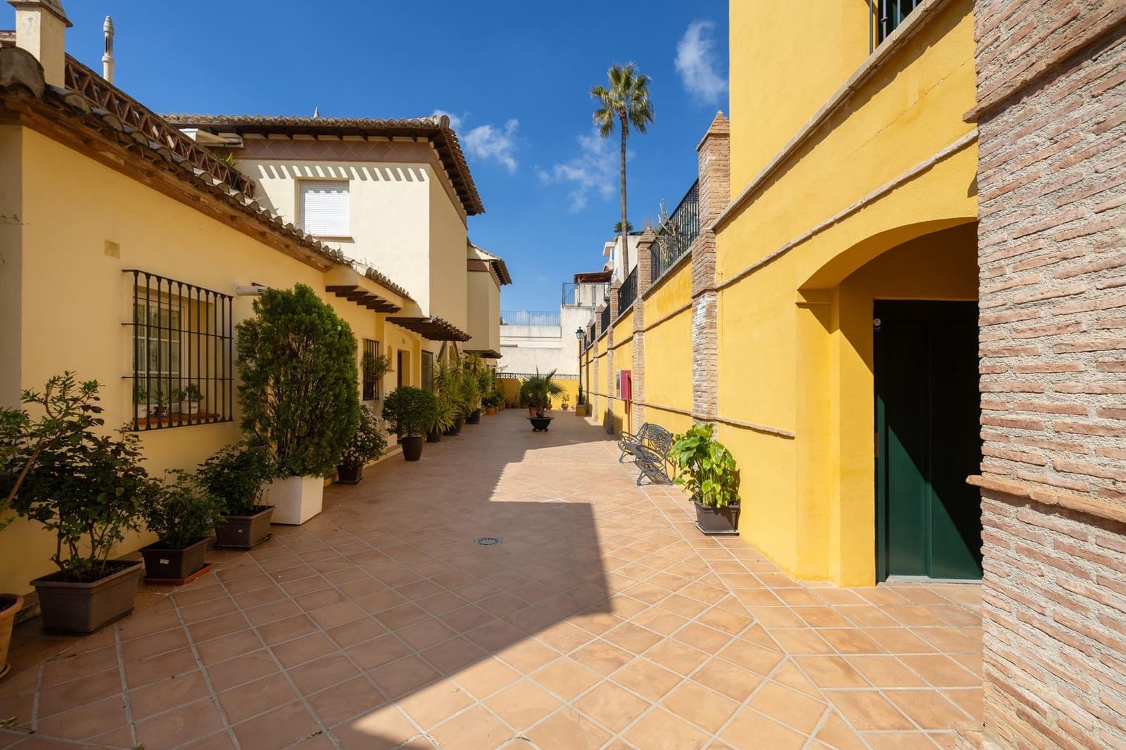 5 bedroom Terraced Villa for sale in Granada city with pool garage - € 540,000 (Ref: 9748194)
