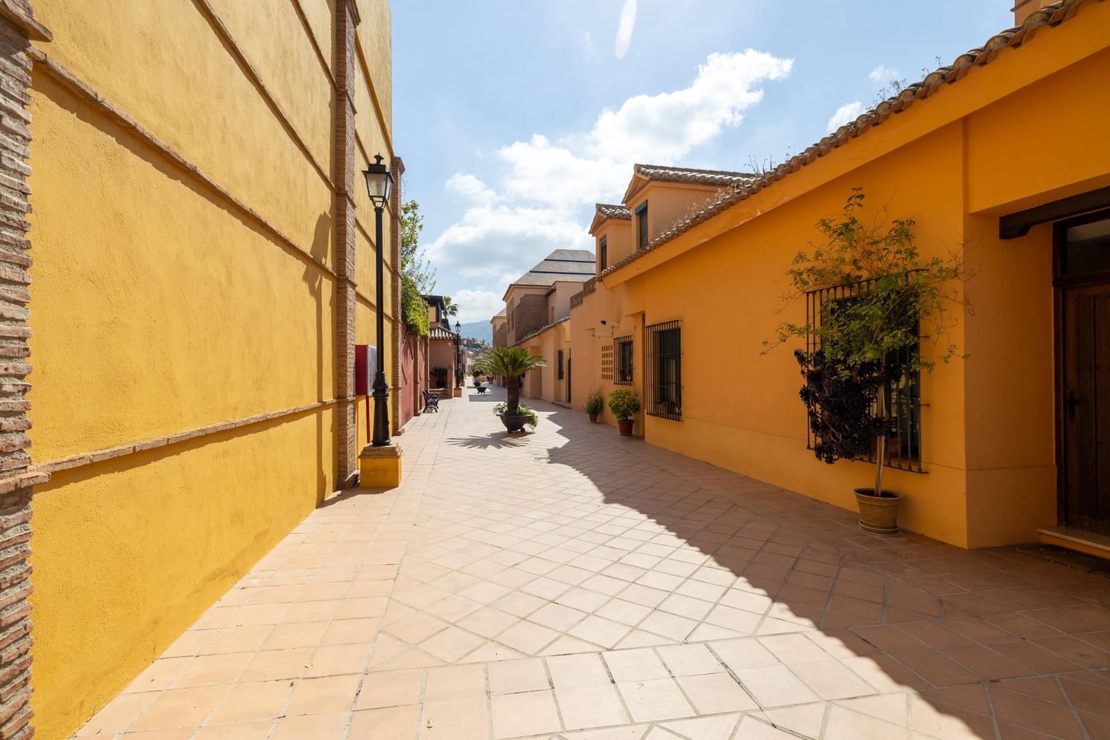 5 bedroom Terraced Villa for sale in Granada city with pool garage - € 540,000 (Ref: 9748194)