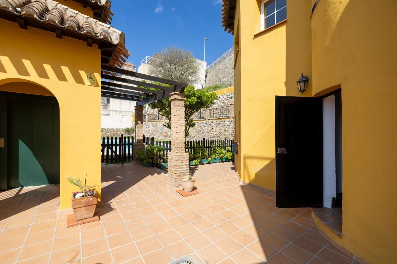 5 bedroom Terraced Villa for sale in Granada city with pool garage - € 540,000 (Ref: 9748194)