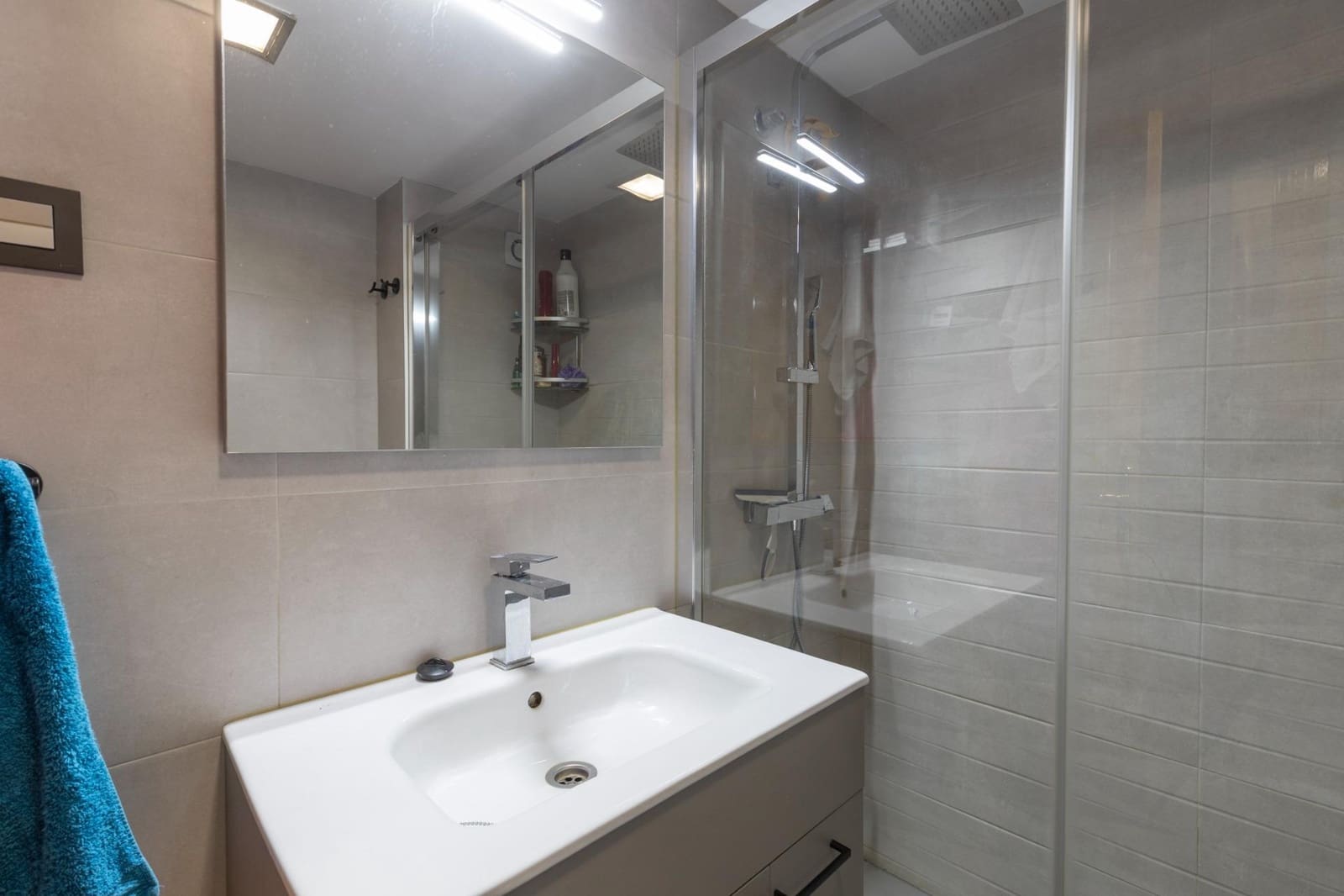 4 bedroom Flat for sale in Granada city with garage - € 360,000 (Ref: 9748195)