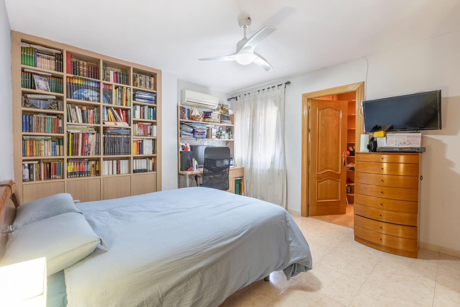 4 bedroom Flat for sale in Granada city with garage - € 360,000 (Ref: 9748195)