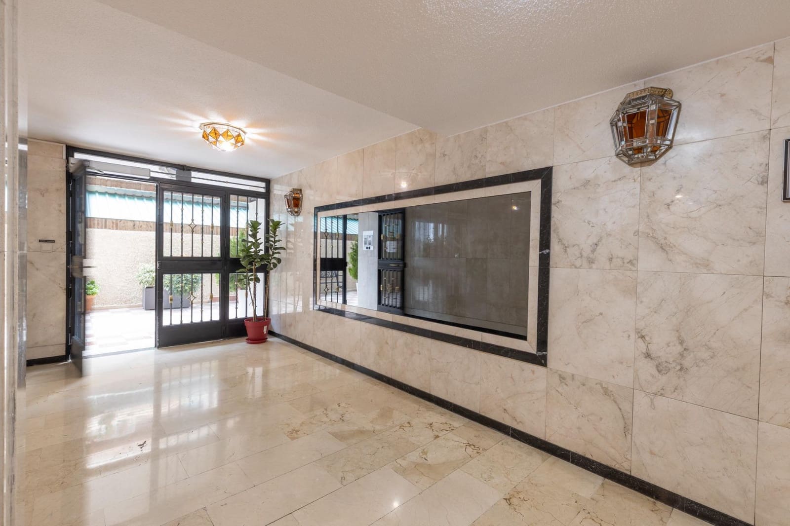 4 bedroom Flat for sale in Granada city with garage - € 360,000 (Ref: 9748195)