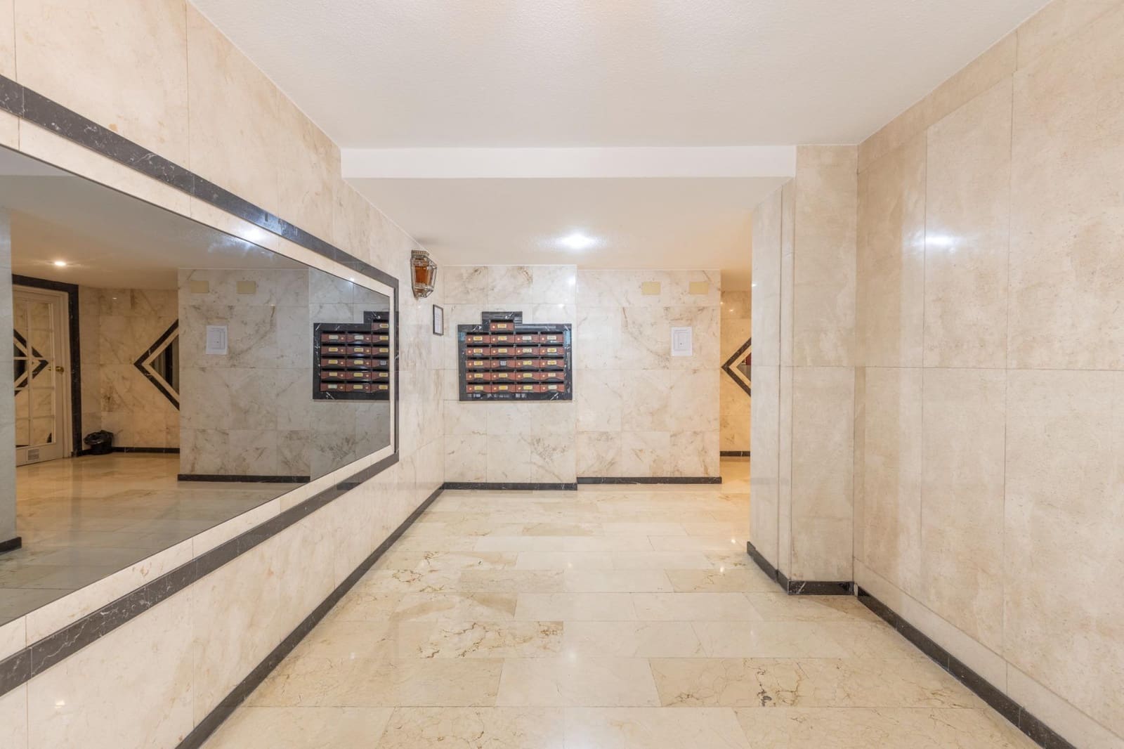 4 bedroom Flat for sale in Granada city with garage - € 360,000 (Ref: 9748195)