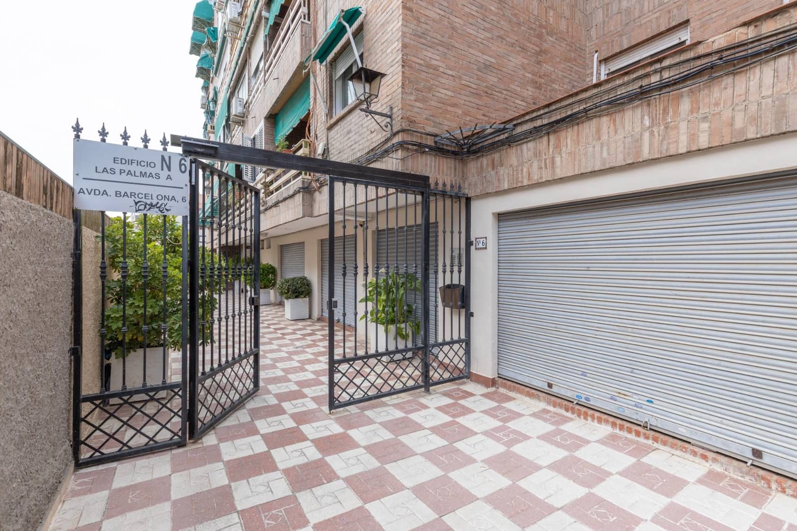 4 bedroom Flat for sale in Granada city with garage - € 360,000 (Ref: 9748195)