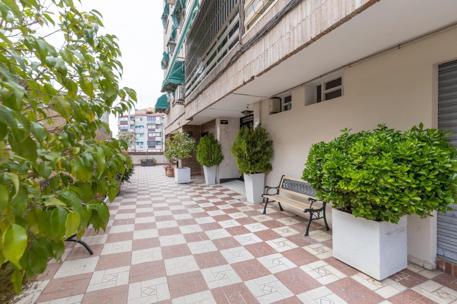 4 bedroom Flat for sale in Granada city with garage - € 360,000 (Ref: 9748195)