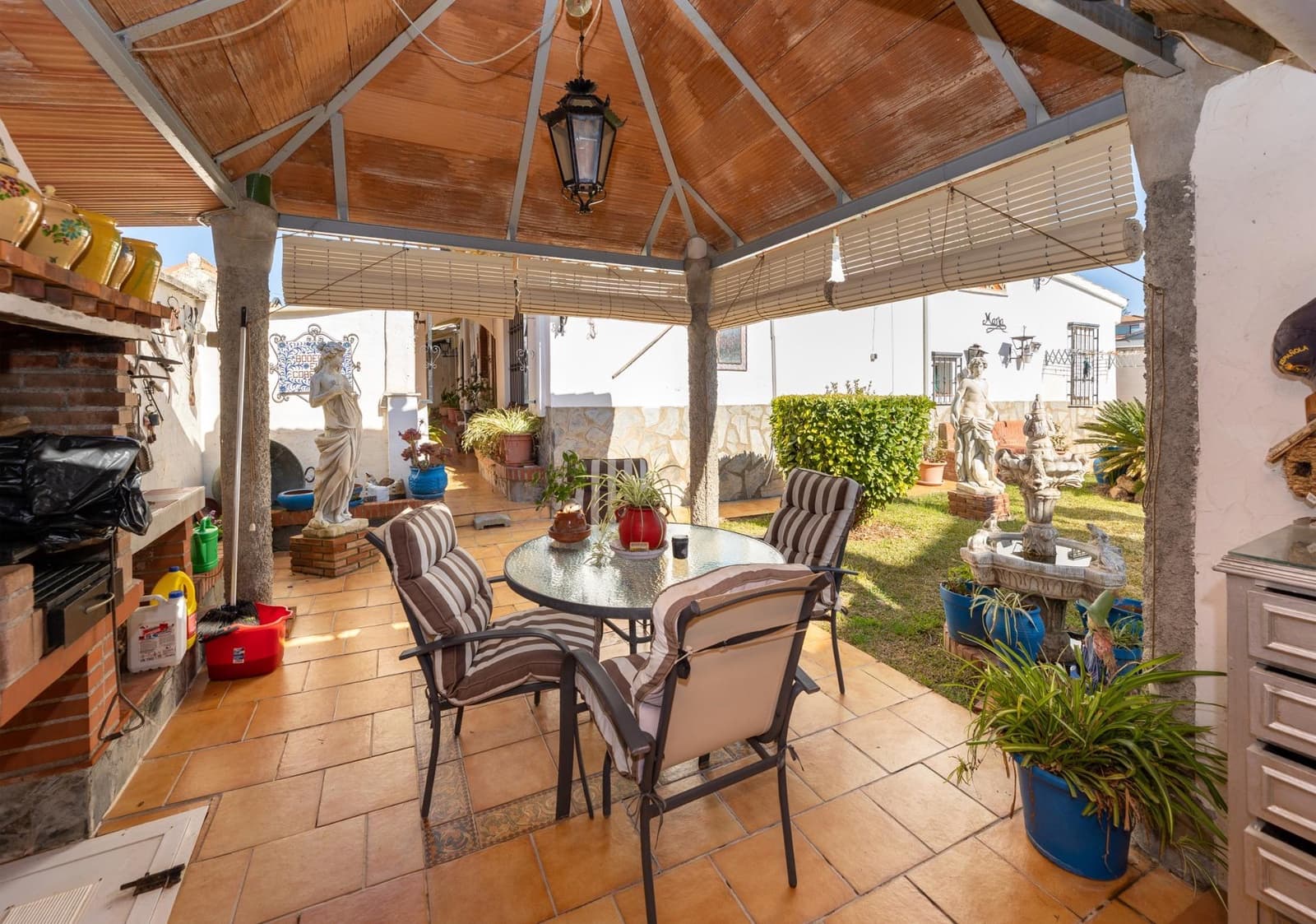 Chalet de 5 habitaciones en Albolote en venta con piscina - 300.000 € (Ref: 9748197)