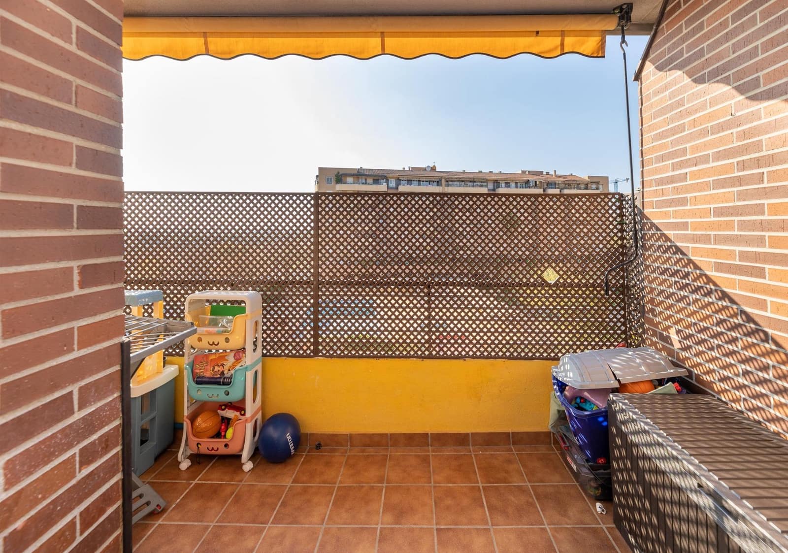 3 bedroom Flat for sale in Granada city with pool garage - € 395,000 (Ref: 9748198)