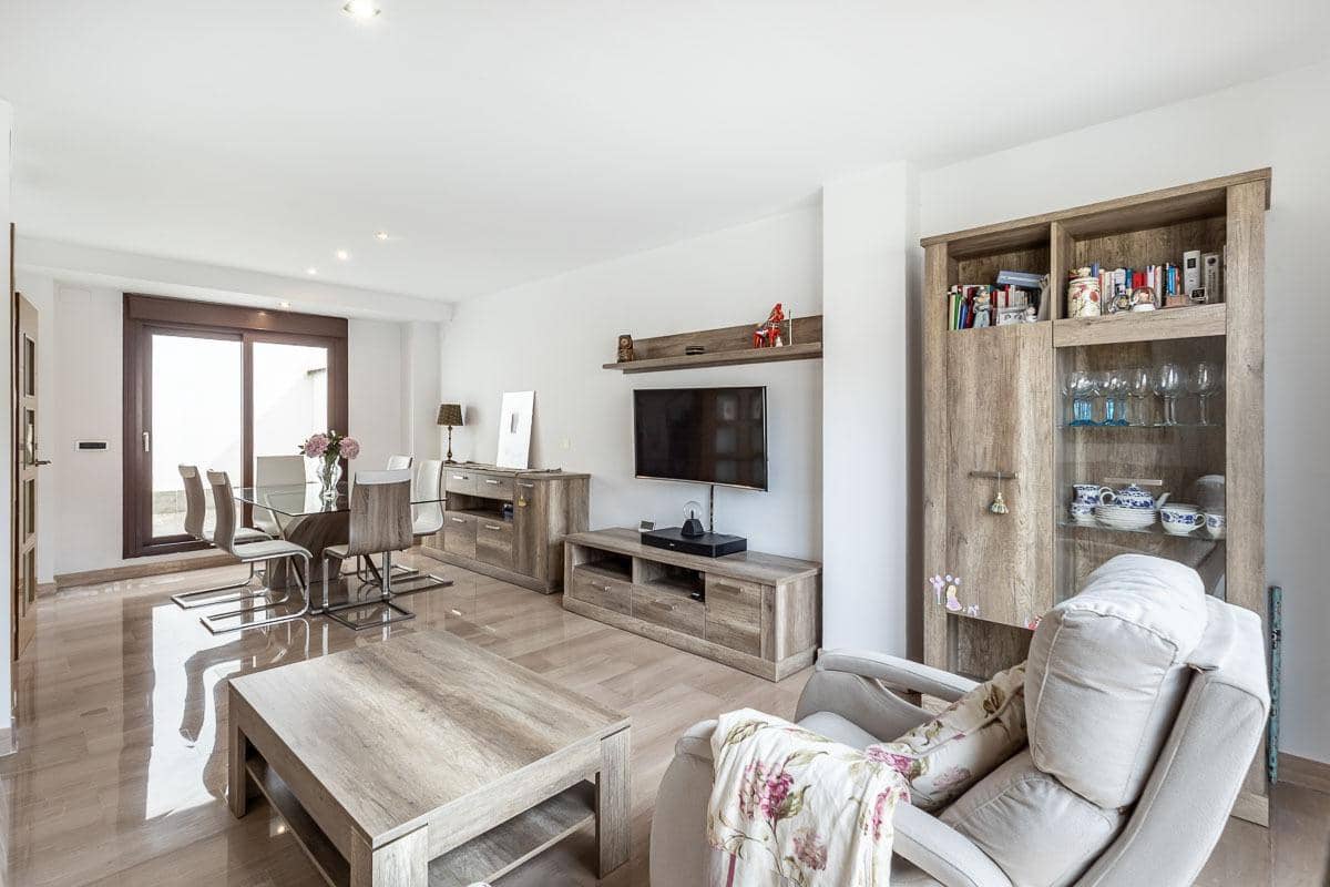 5 bedroom Terraced Villa for sale in Granada city with garage - € 510,000 (Ref: 9748200)