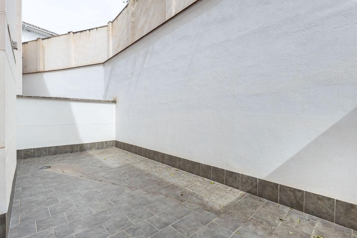 5 bedroom Terraced Villa for sale in Granada city with garage - € 510,000 (Ref: 9748200)