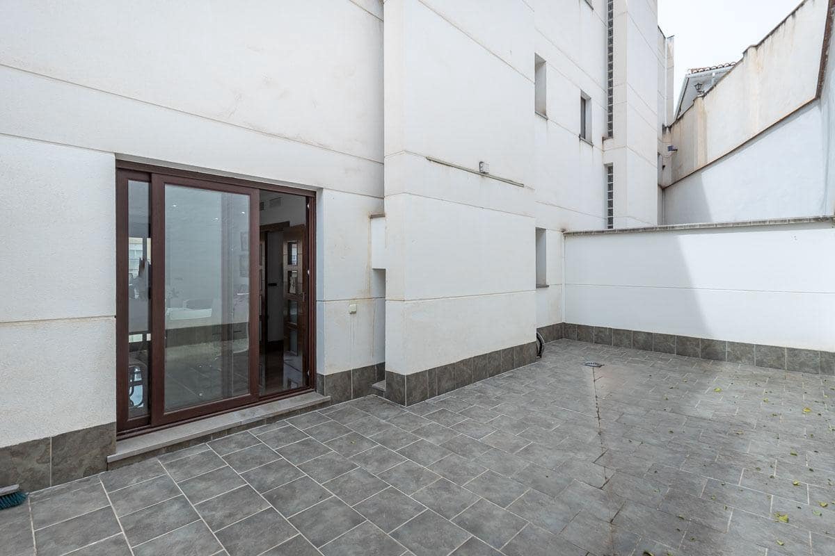 5 bedroom Terraced Villa for sale in Granada city with garage - € 510,000 (Ref: 9748200)