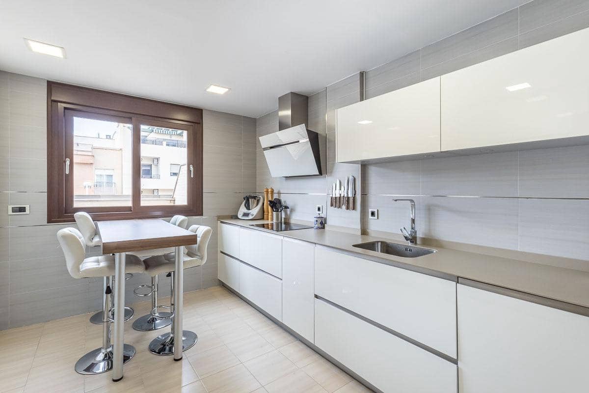 5 bedroom Terraced Villa for sale in Granada city with garage - € 510,000 (Ref: 9748200)