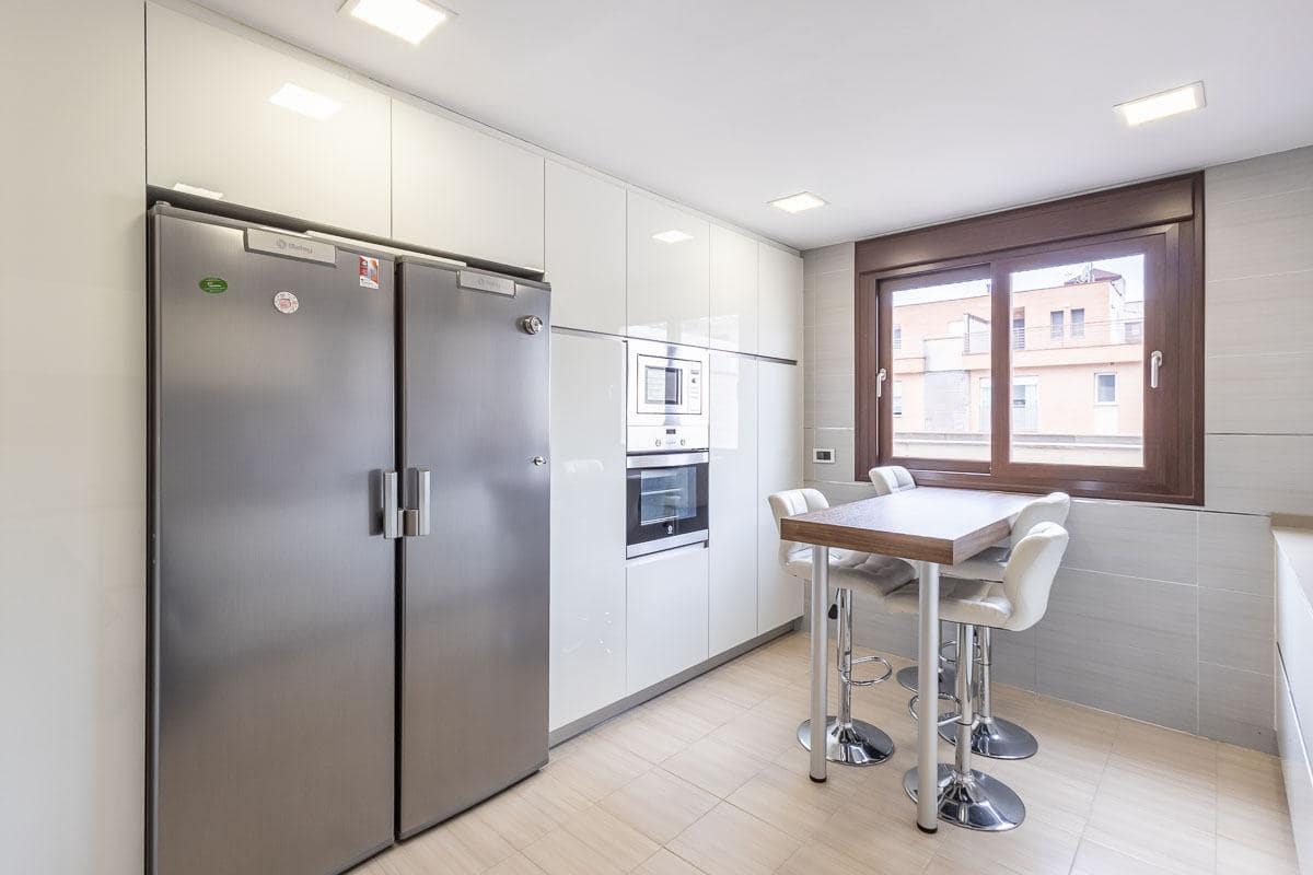 5 bedroom Terraced Villa for sale in Granada city with garage - € 510,000 (Ref: 9748200)