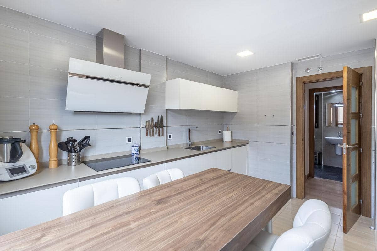 5 bedroom Terraced Villa for sale in Granada city with garage - € 510,000 (Ref: 9748200)