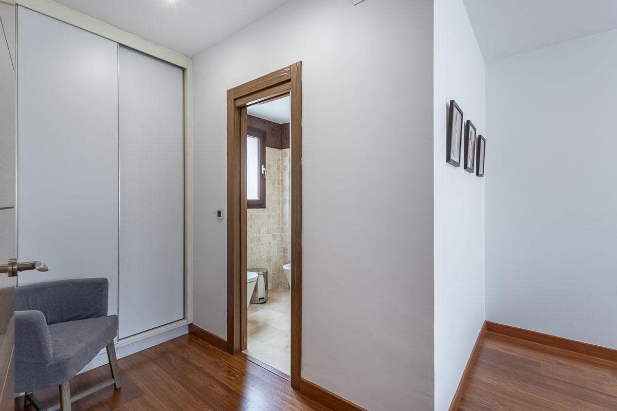 5 bedroom Terraced Villa for sale in Granada city with garage - € 510,000 (Ref: 9748200)