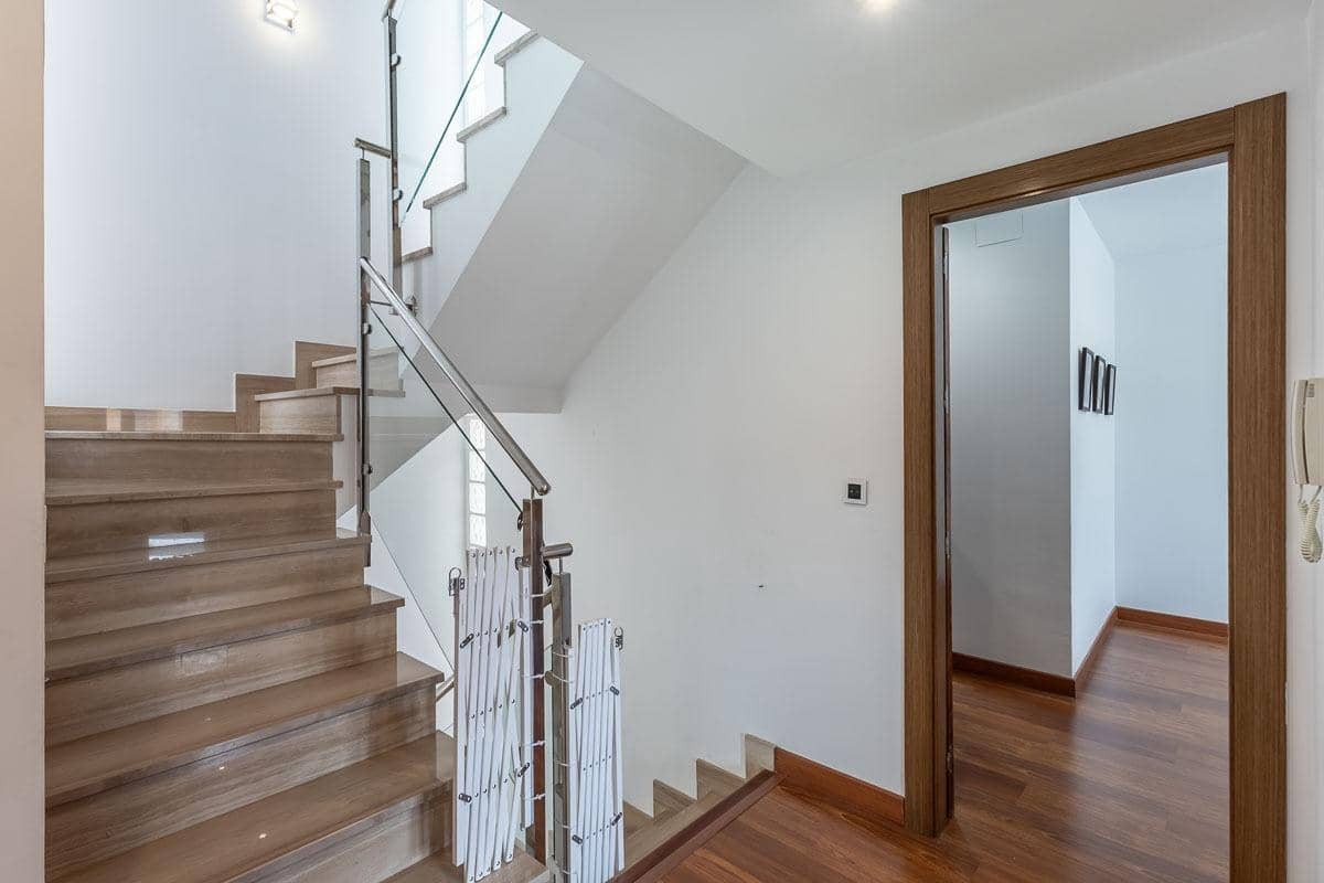 5 bedroom Terraced Villa for sale in Granada city with garage - € 510,000 (Ref: 9748200)