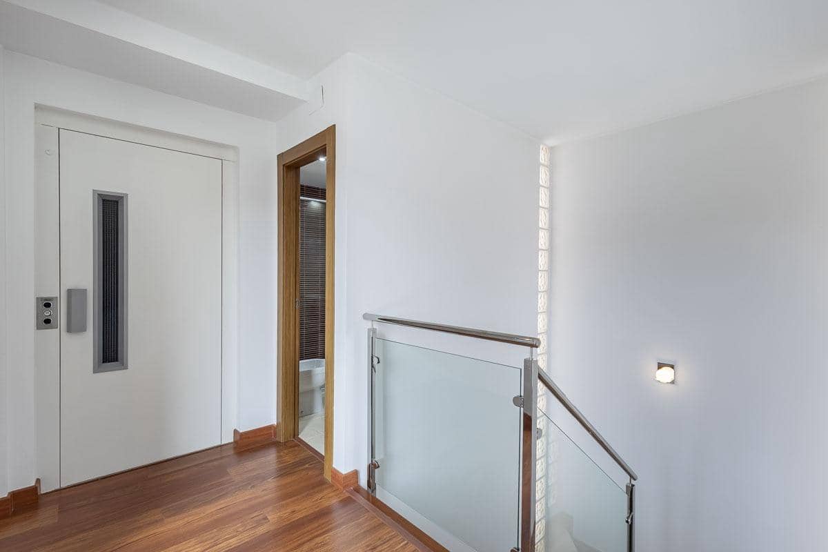 5 bedroom Terraced Villa for sale in Granada city with garage - € 510,000 (Ref: 9748200)