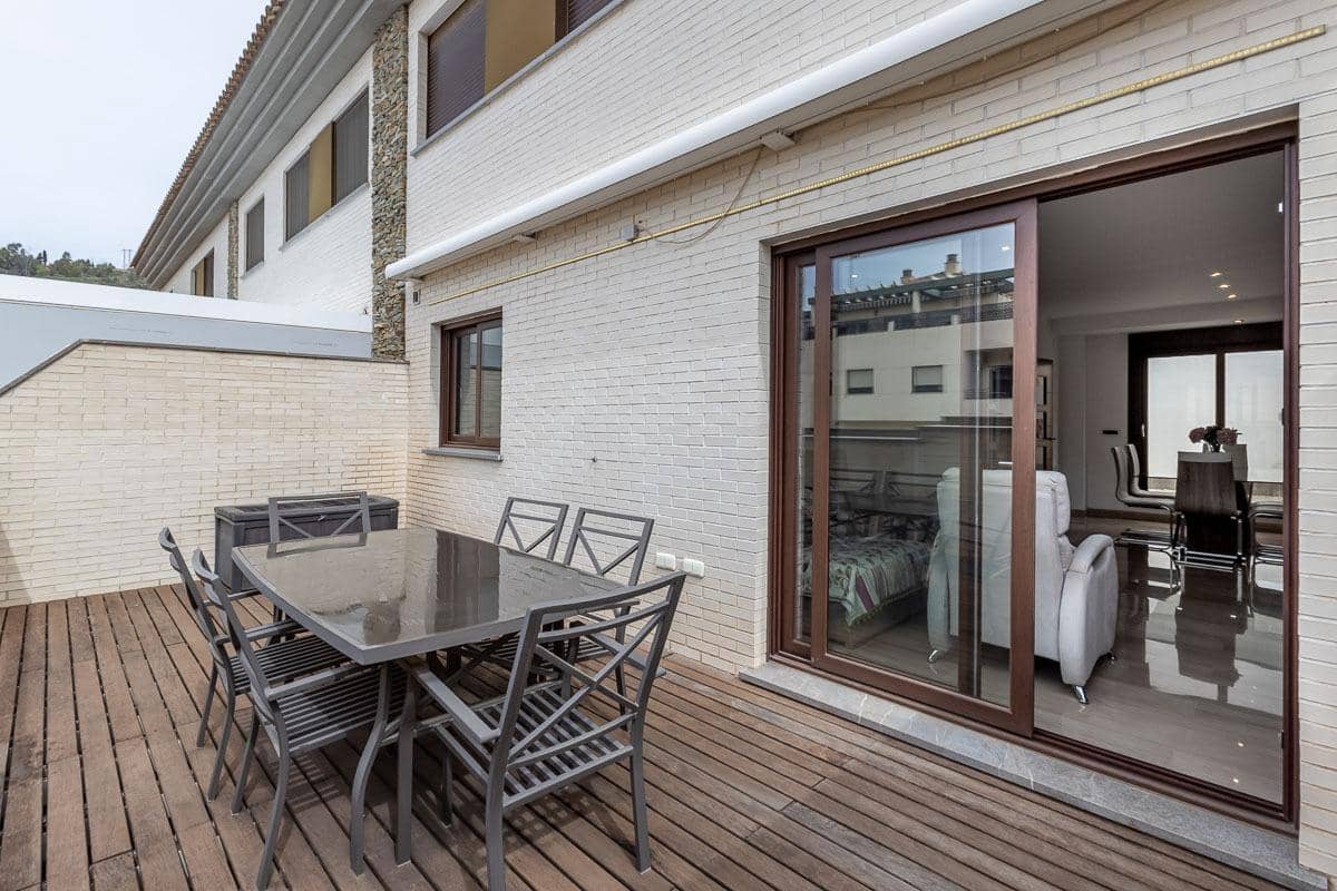 5 bedroom Terraced Villa for sale in Granada city with garage - € 510,000 (Ref: 9748200)