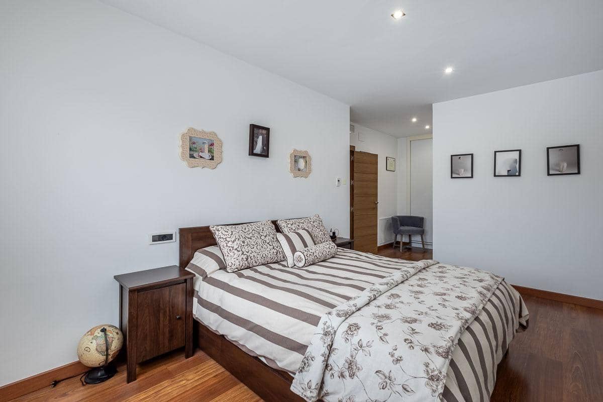 5 bedroom Terraced Villa for sale in Granada city with garage - € 510,000 (Ref: 9748200)