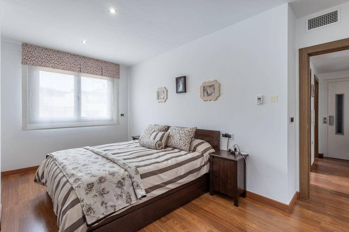 5 bedroom Terraced Villa for sale in Granada city with garage - € 510,000 (Ref: 9748200)