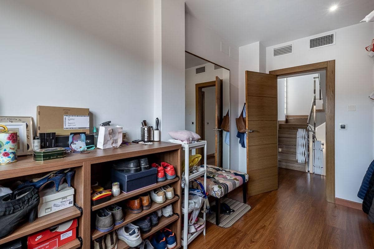 5 bedroom Terraced Villa for sale in Granada city with garage - € 510,000 (Ref: 9748200)