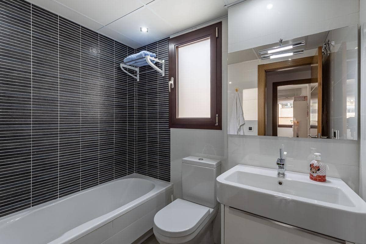 5 bedroom Terraced Villa for sale in Granada city with garage - € 510,000 (Ref: 9748200)