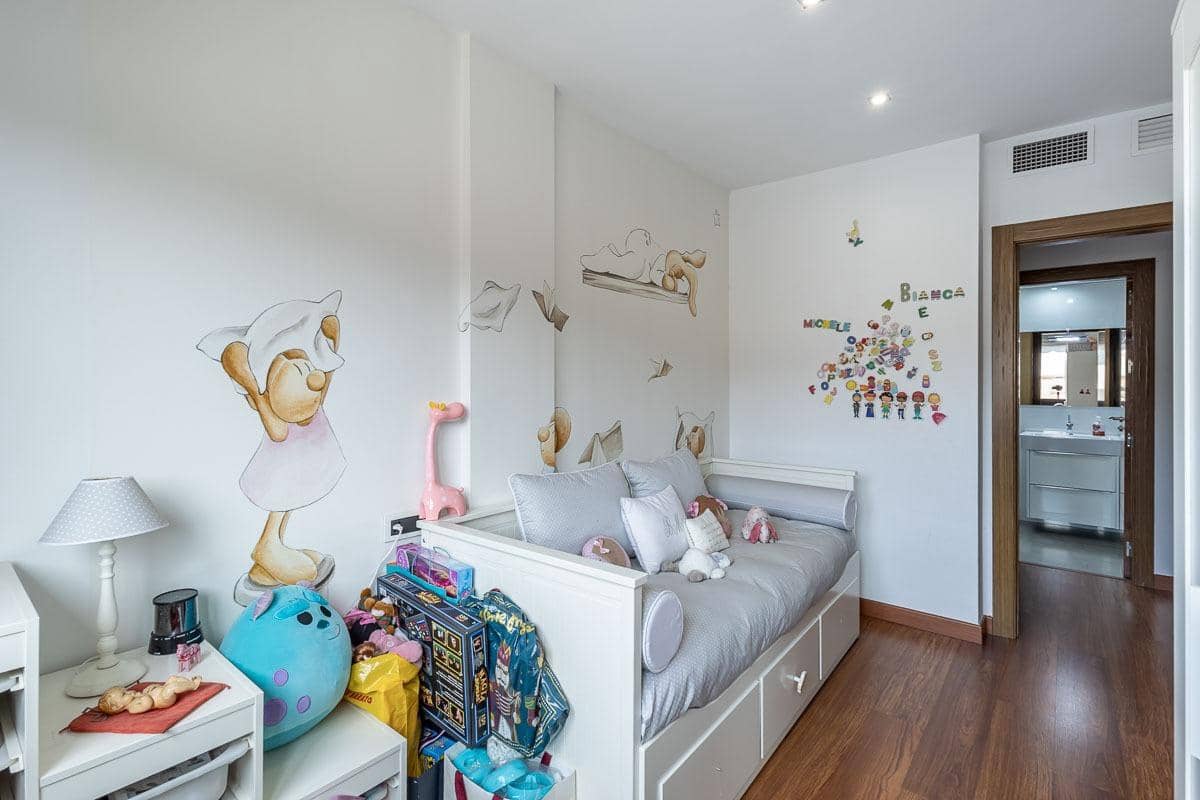 5 bedroom Terraced Villa for sale in Granada city with garage - € 510,000 (Ref: 9748200)