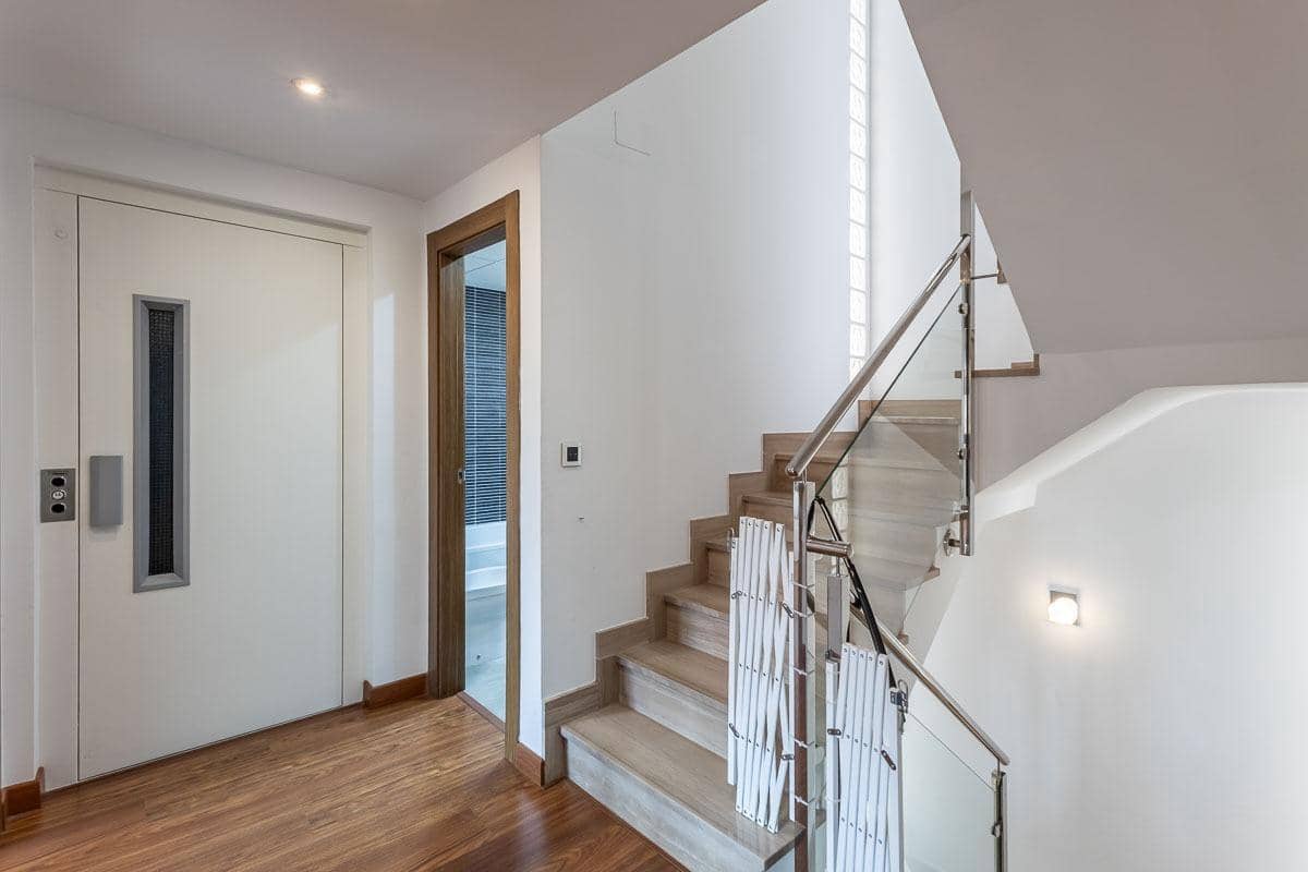 5 bedroom Terraced Villa for sale in Granada city with garage - € 510,000 (Ref: 9748200)