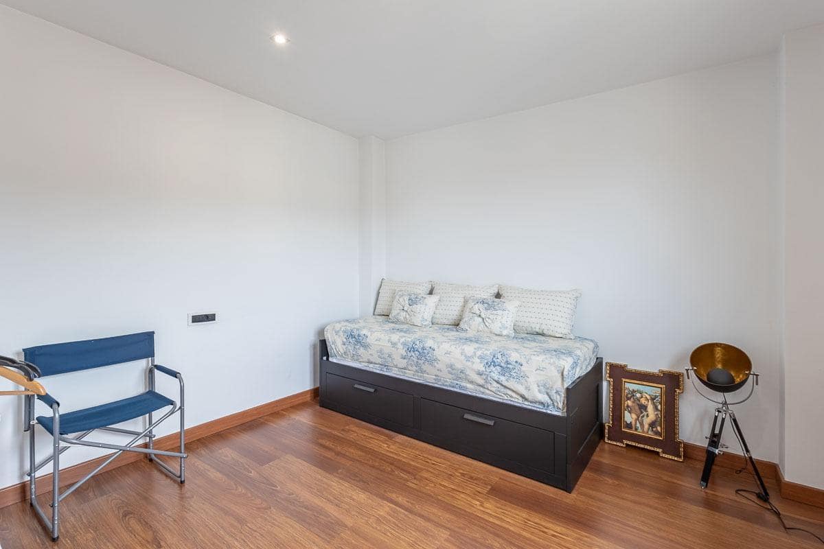 5 bedroom Terraced Villa for sale in Granada city with garage - € 510,000 (Ref: 9748200)