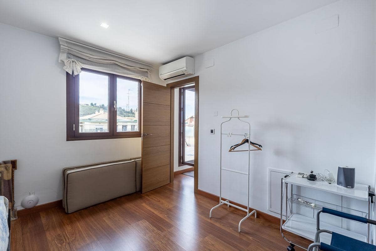 5 bedroom Terraced Villa for sale in Granada city with garage - € 510,000 (Ref: 9748200)