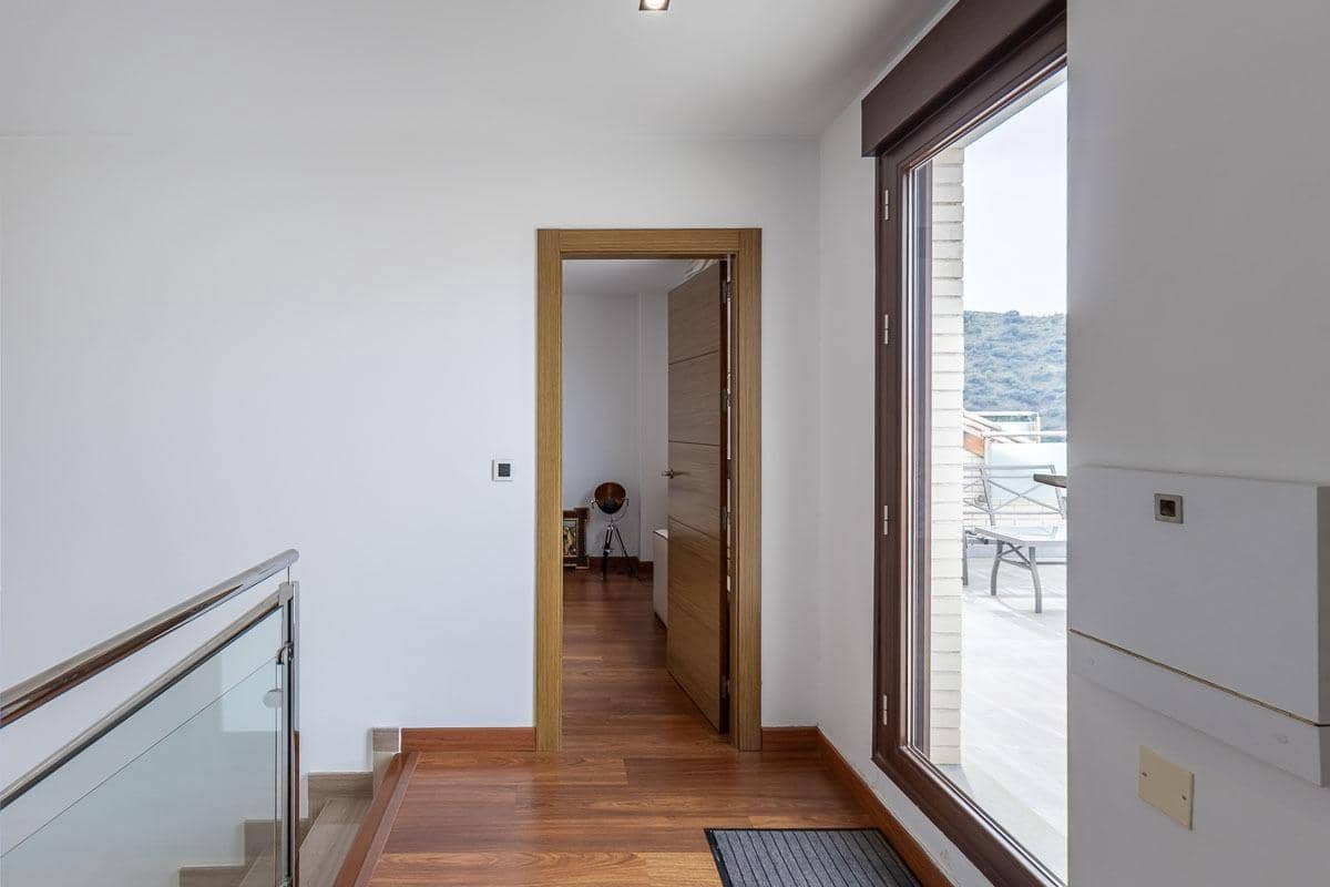 5 bedroom Terraced Villa for sale in Granada city with garage - € 510,000 (Ref: 9748200)